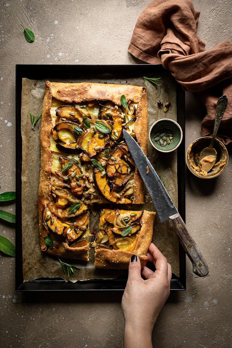 galette alla zucca, miso e cheddar