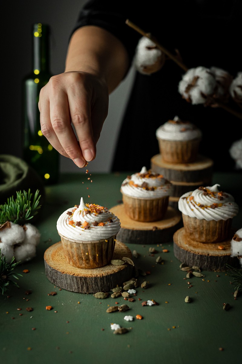 cupcake al cardamomo espresso e frosting alla panna acida di natale