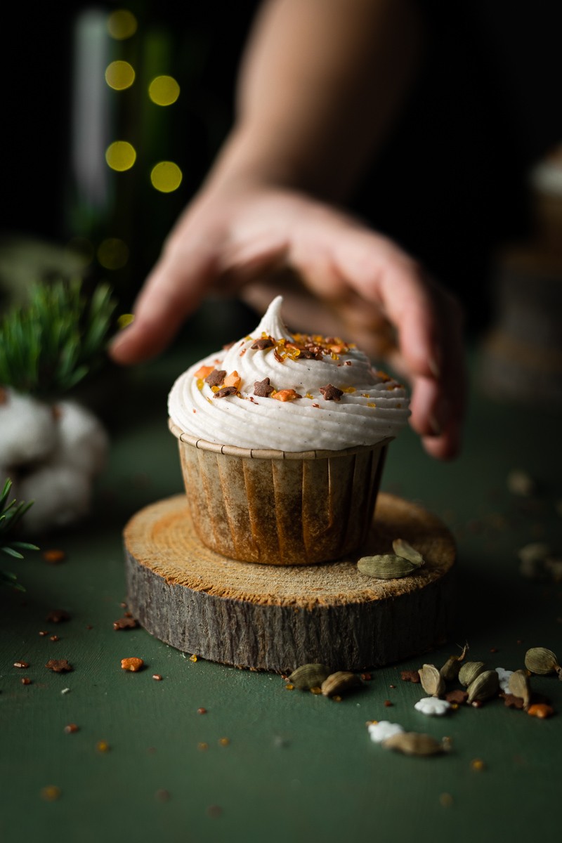 cupcake al cardamomo espresso e frosting alla panna acida di natale