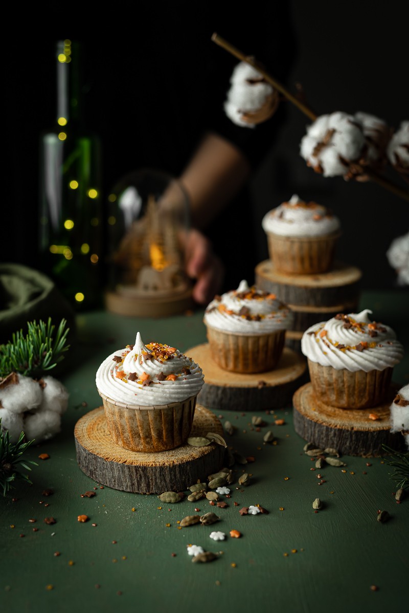 cupcake al cardamomo espresso e frosting alla panna acida di natale