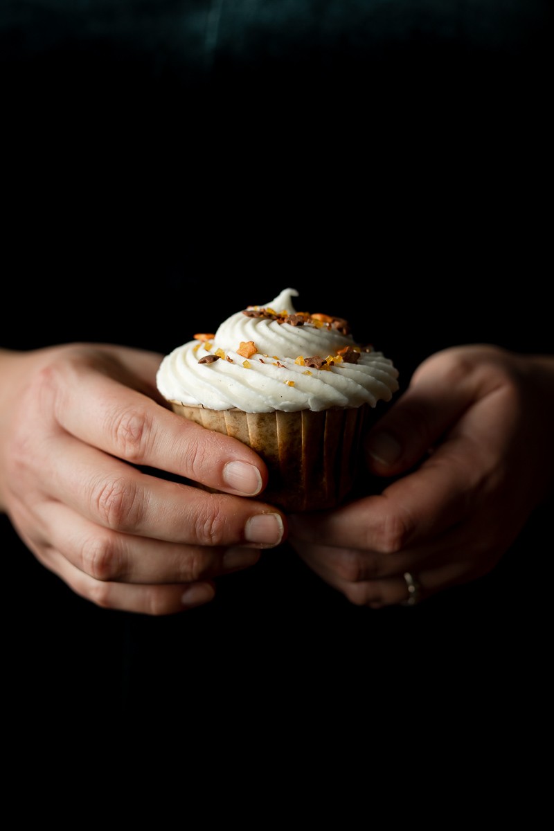 cupcake al cardamomo espresso e frosting alla panna acida di natale