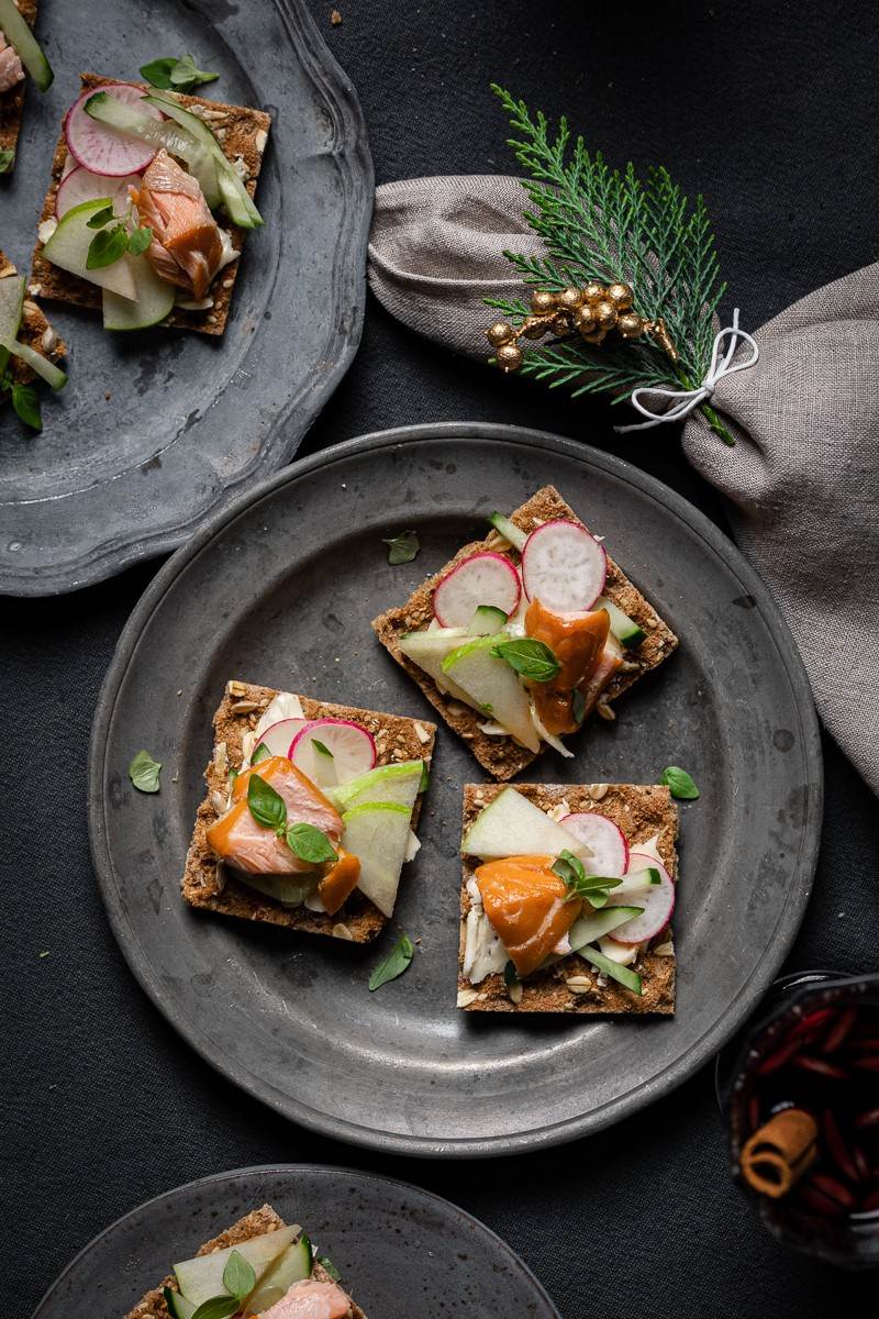 Julbord buffet di natale svedese tartine di segale al salmone