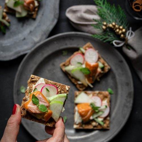 Julbord buffet di natale svedese tartine di segale al salmone