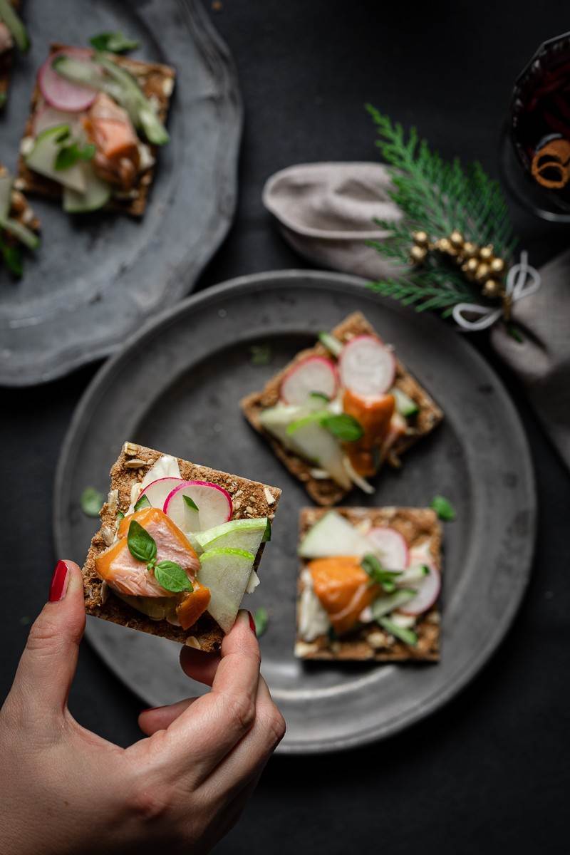 Julbord buffet di natale svedese tartine di segale al salmone