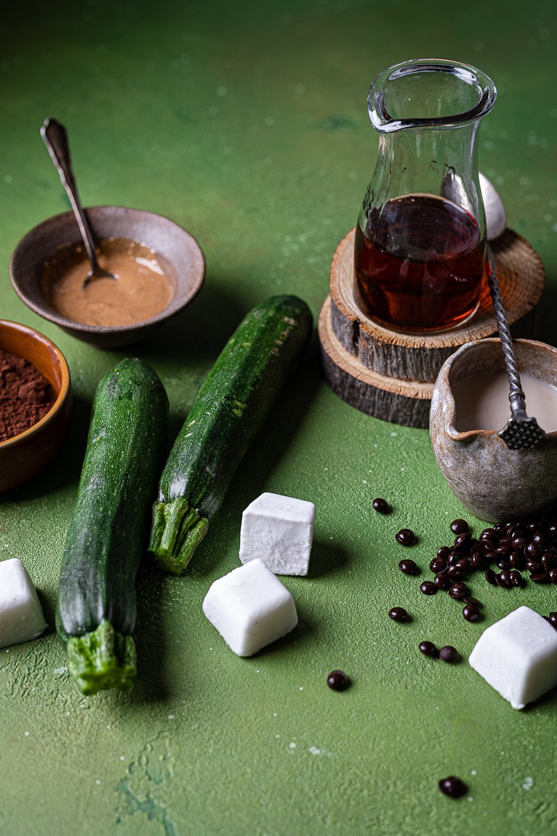 Ingredienti per frullato al cioccolato e zucchine low carb e vegano