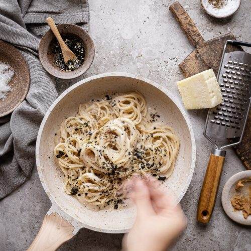 una variante della cacio e pepe: con miso e furikake (Pecorino Romano DOP)