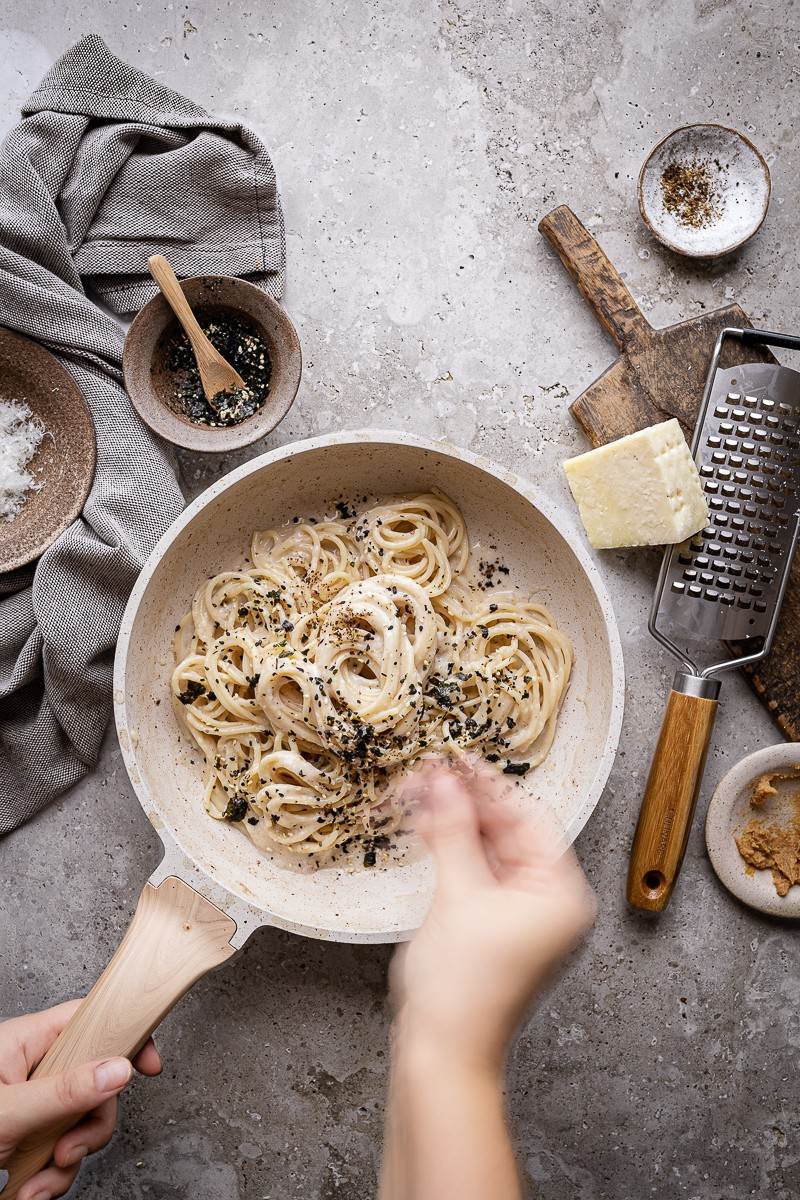 una variante della cacio e pepe: con miso e furikake (Pecorino Romano DOP)