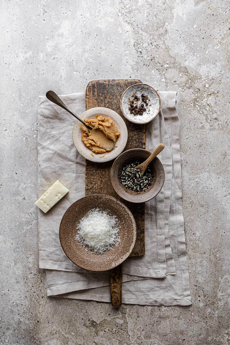 una variante della cacio e pepe: con miso e furikake (Pecorino Romano DOP)