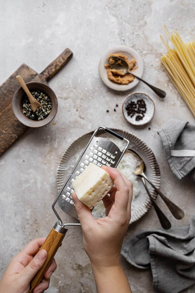 una variante della cacio e pepe: con miso e furikake (Pecorino Romano DOP)