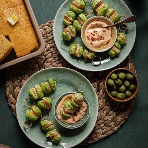 menu del ringraziamento vegetariano da preparare in anticipo - spiedini di cavoletti con salsa chipotle