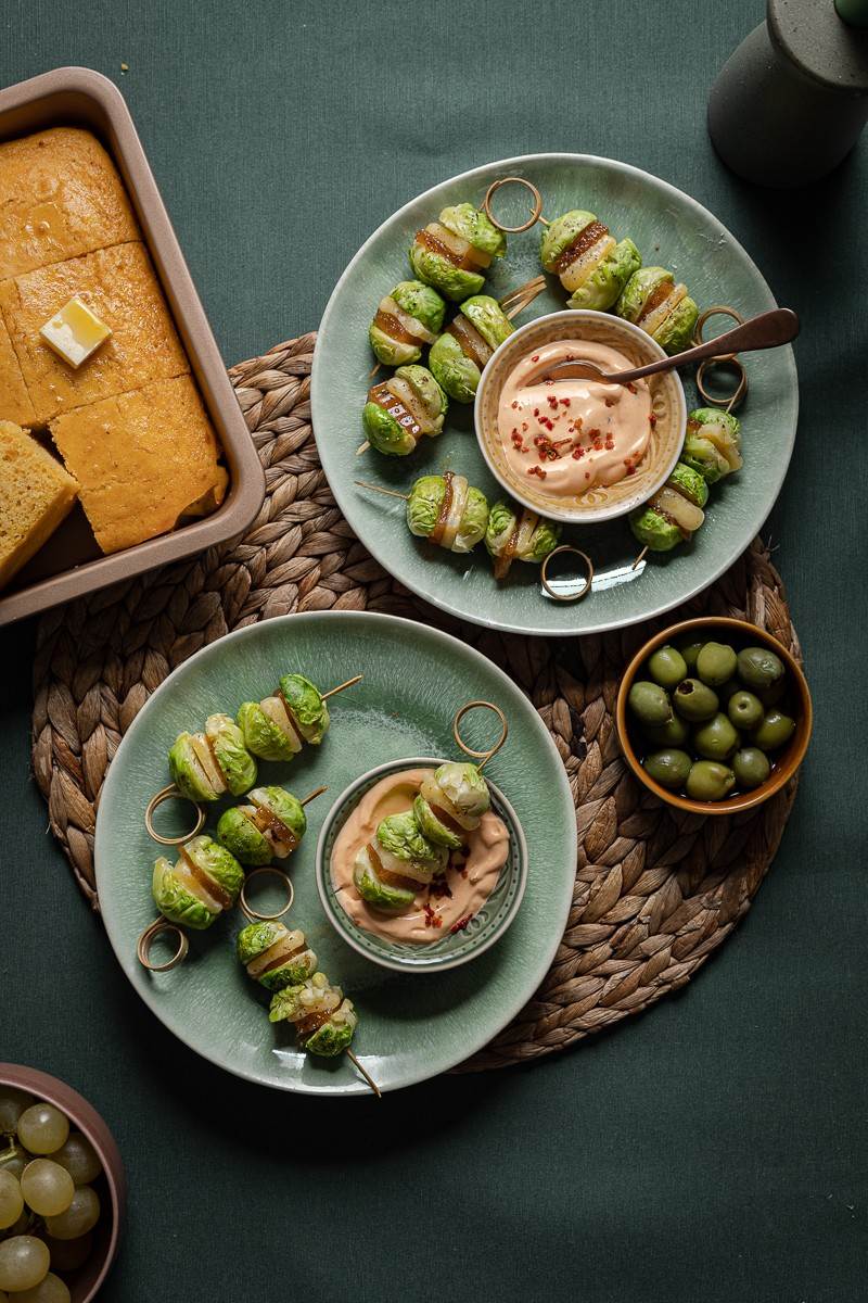 menu del ringraziamento vegetariano da preparare in anticipo - spiedini di cavoletti con salsa chipotle