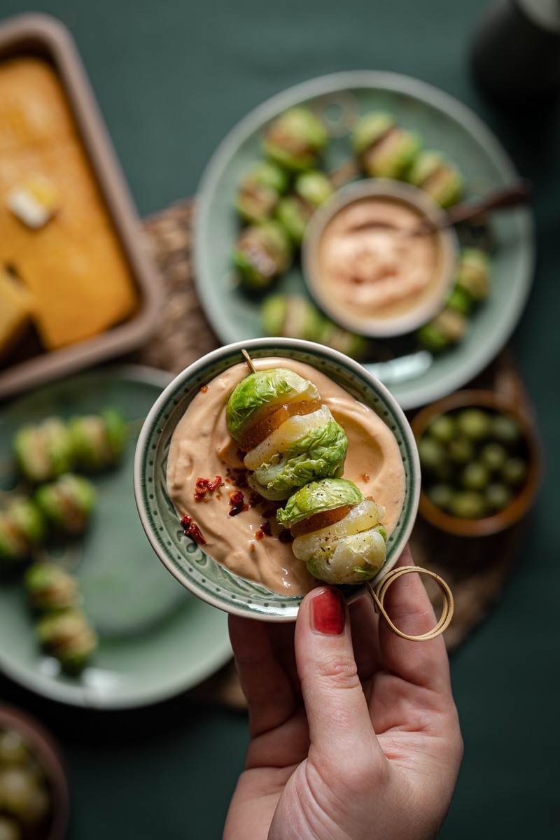 menu del ringraziamento vegetariano da preparare in anticipo - spiedini di cavoletti con salsa chipotle