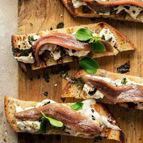 crostini con stracciatella acciughe e alghe