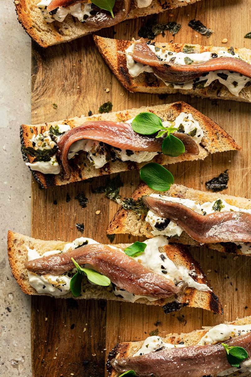 crostini con stracciatella acciughe e alghe