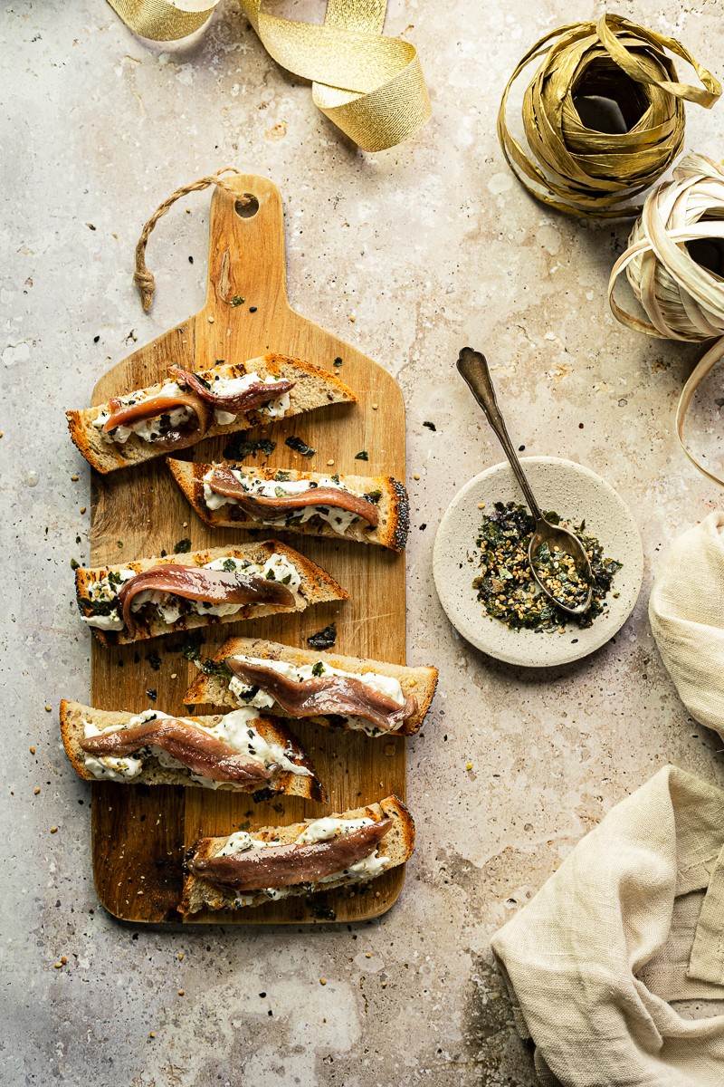 crostini con stracciatella acciughe e alghe