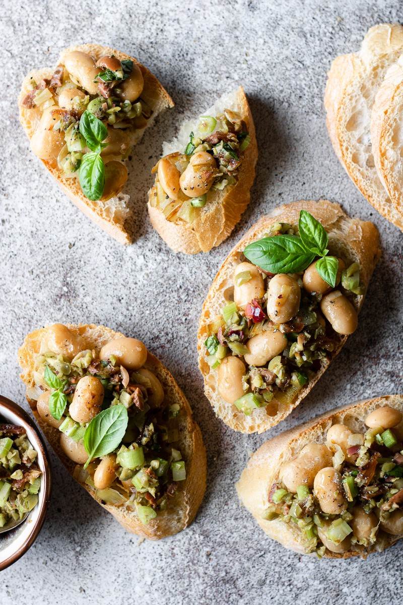 crostini con cannellini e tapenade