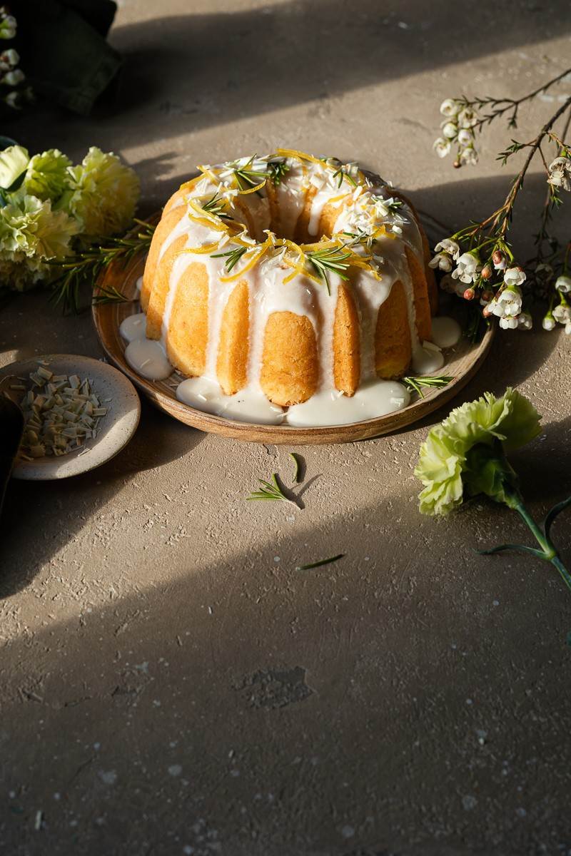 bundt cake al limone cioccolato bianco e rosmarino