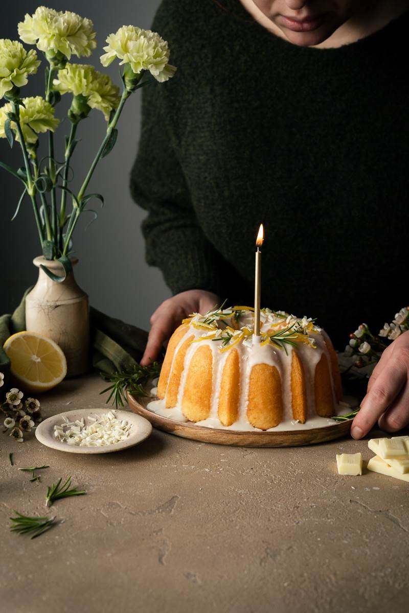 bundt cake al limone cioccolato bianco e rosmarino per il mio compleanno