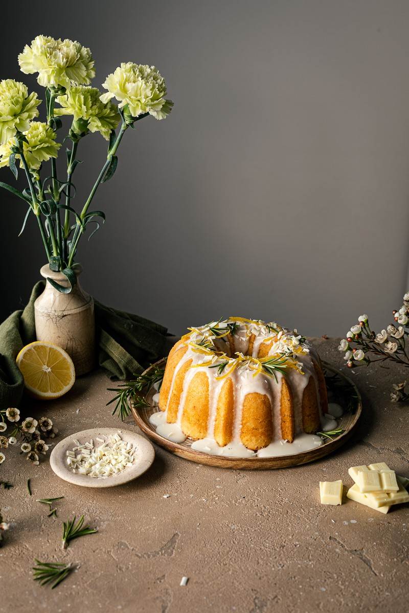 bundt cake al limone cioccolato bianco e rosmarino