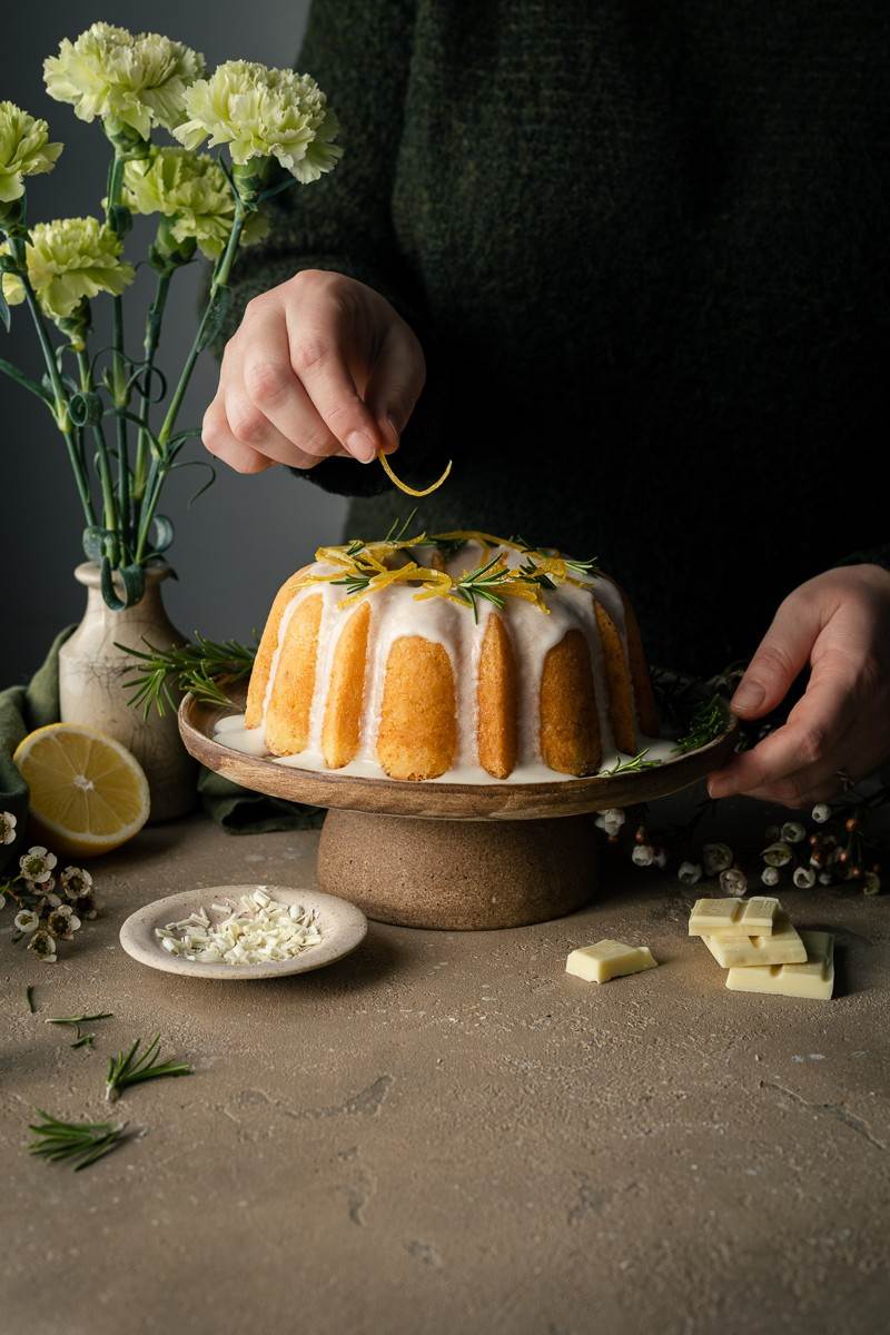 bundt cake al limone cioccolato bianco e rosmarino con scorze candite