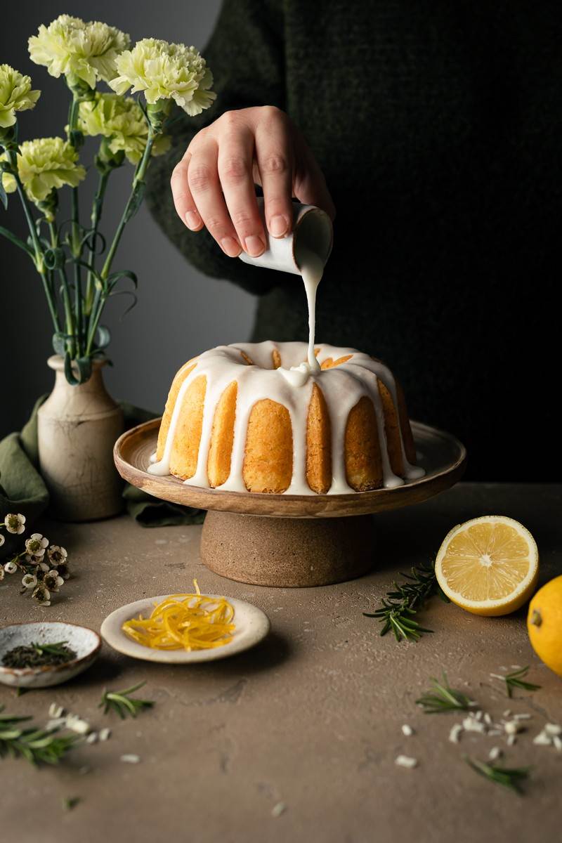 bundt cake al limone cioccolato bianco e rosmarino glassa versata