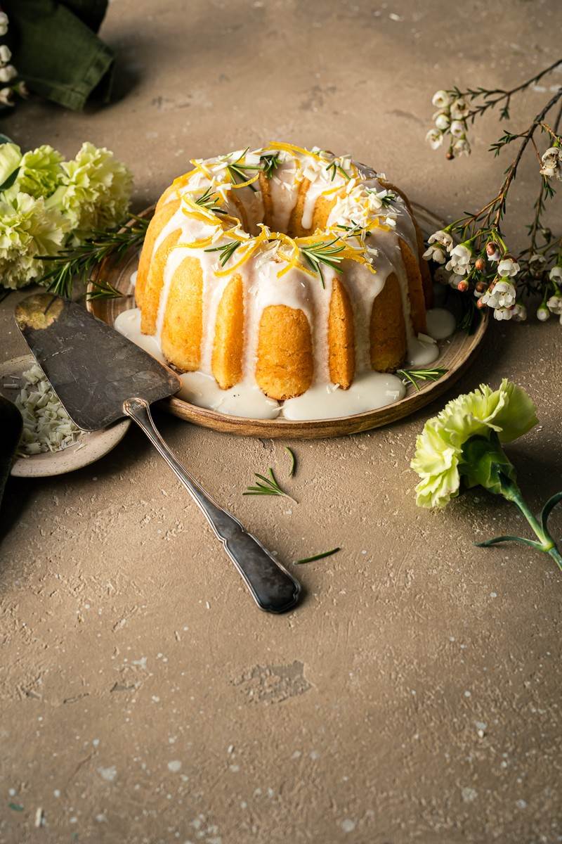 bundt cake al limone cioccolato bianco e rosmarino