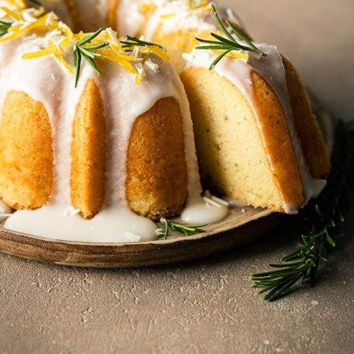 bundt cake al limone cioccolato bianco e rosmarino