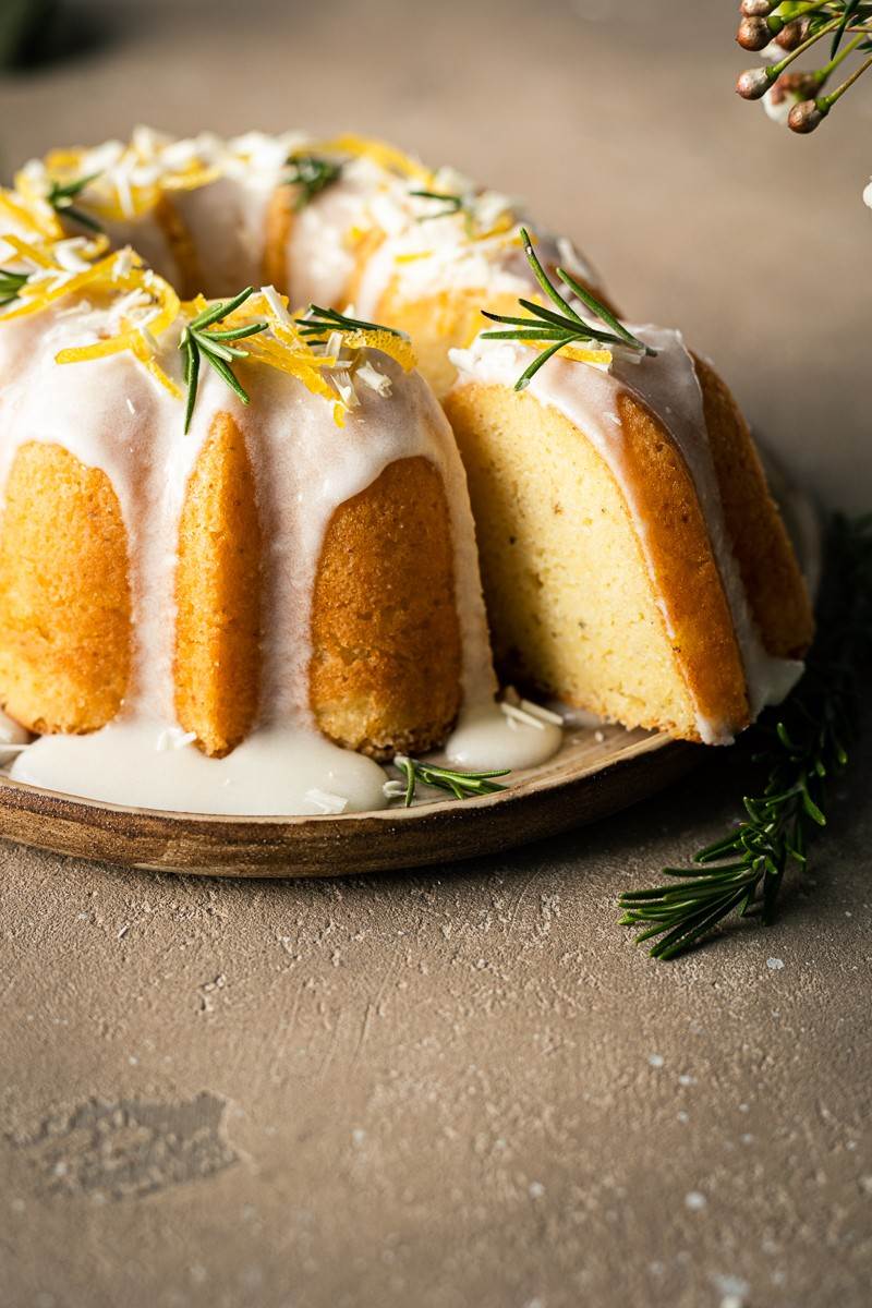 bundt cake al limone cioccolato bianco e rosmarino