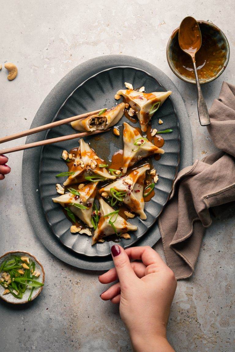 ravioli cinesi vegani ripieni di funghi con salsa dan dan