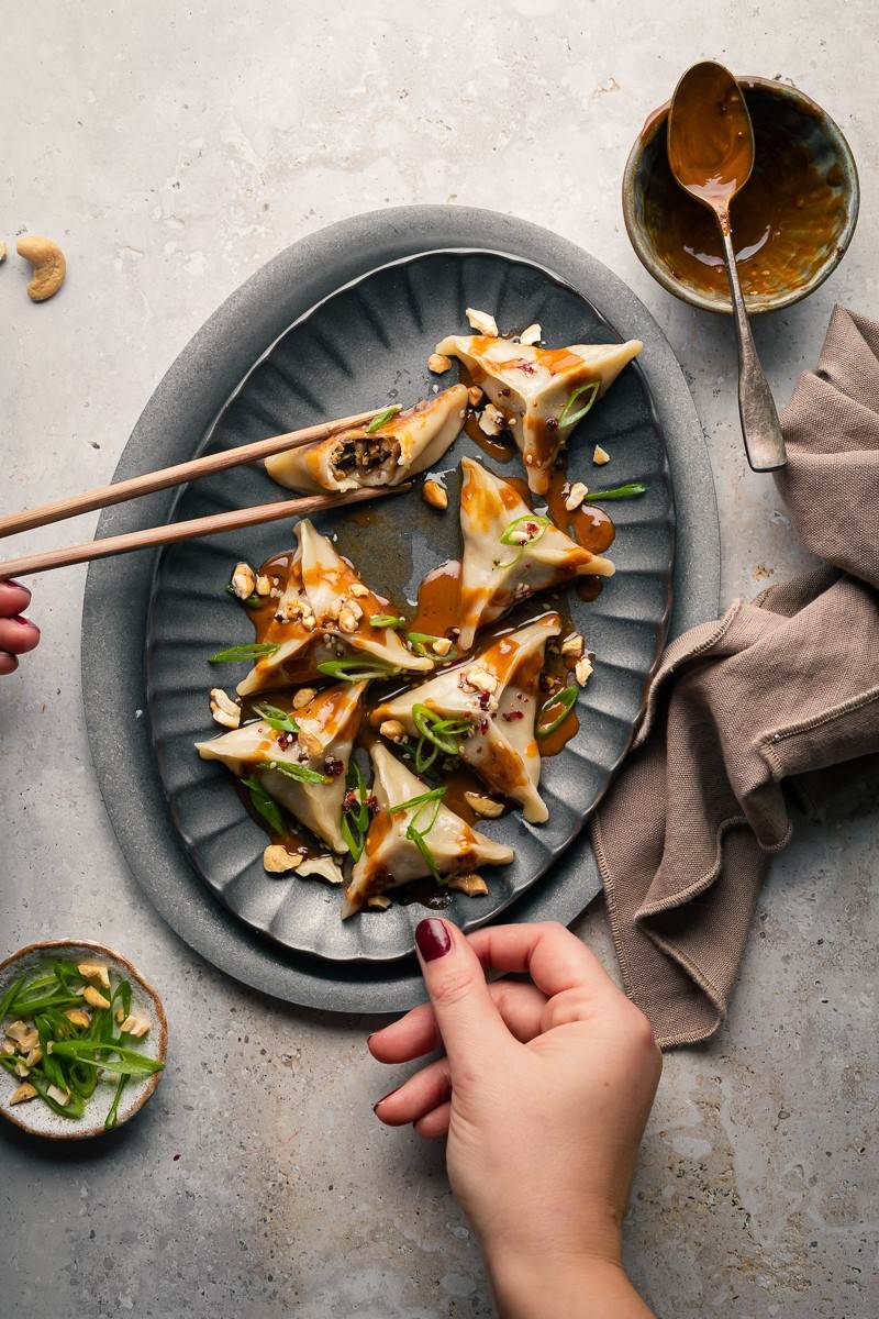 ravioli cinesi vegani ripieni di funghi con salsa dan dan