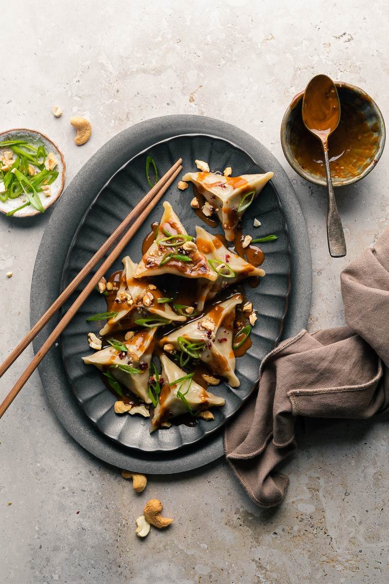 ravioli cinesi vegani ripieni di funghi con salsa dan dan