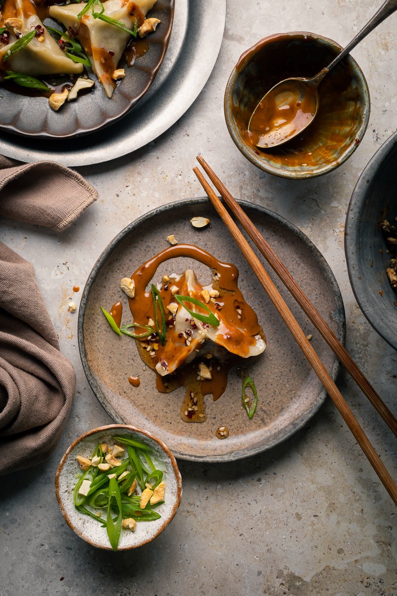 ravioli cinesi vegani ripieni di funghi con salsa dan dan