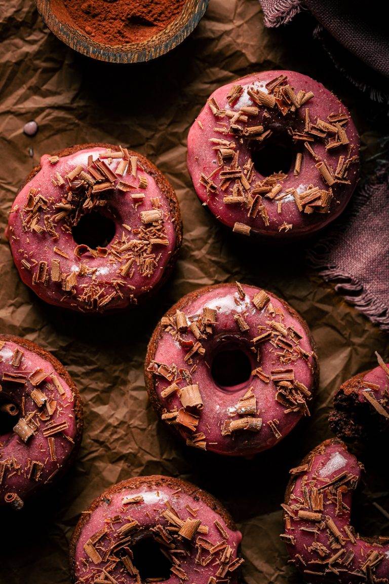 ciambelle al cioccolato vegane con glassa al lampone per san valentino