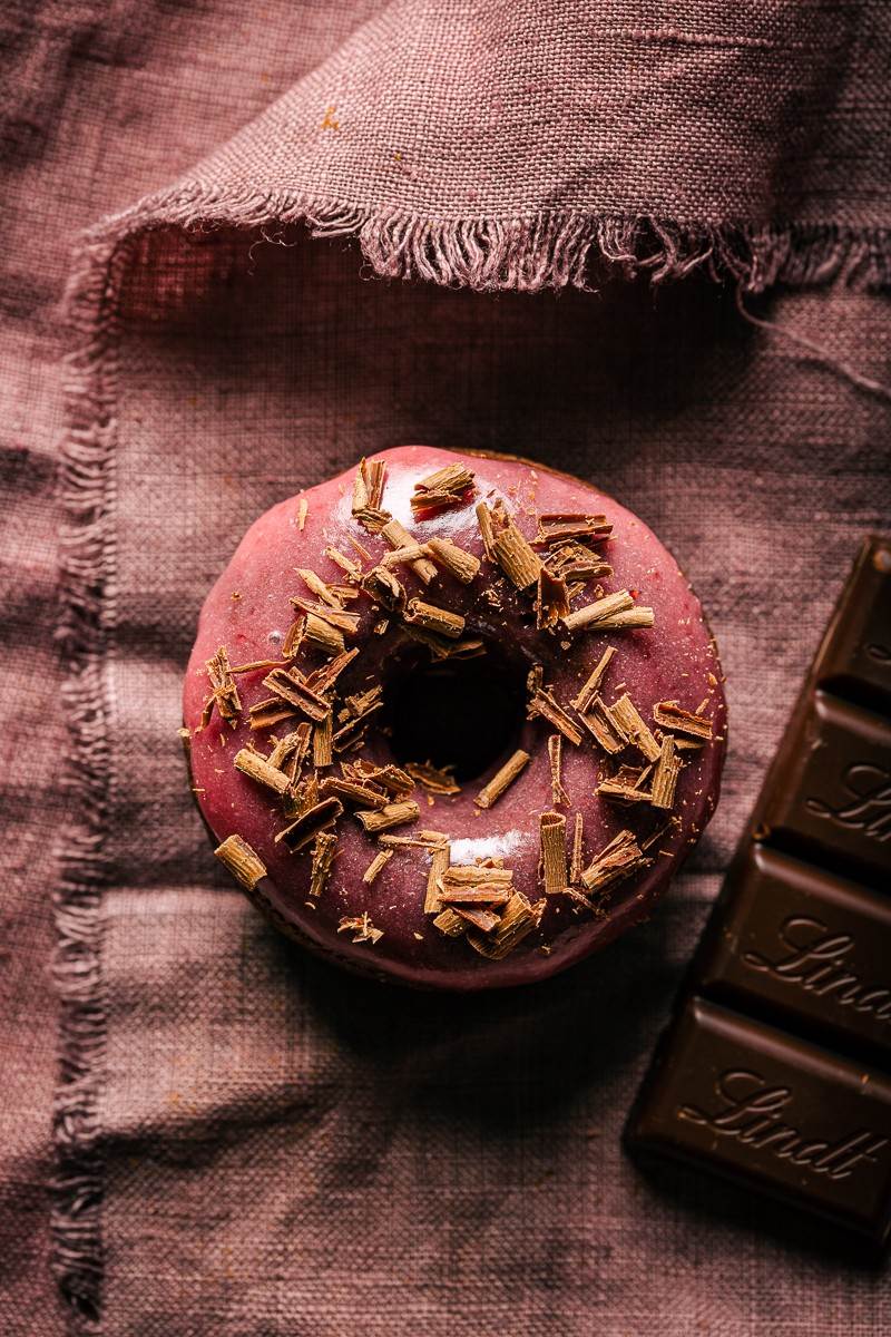 ciambelle al cioccolato vegane con glassa al lampone per san valentino