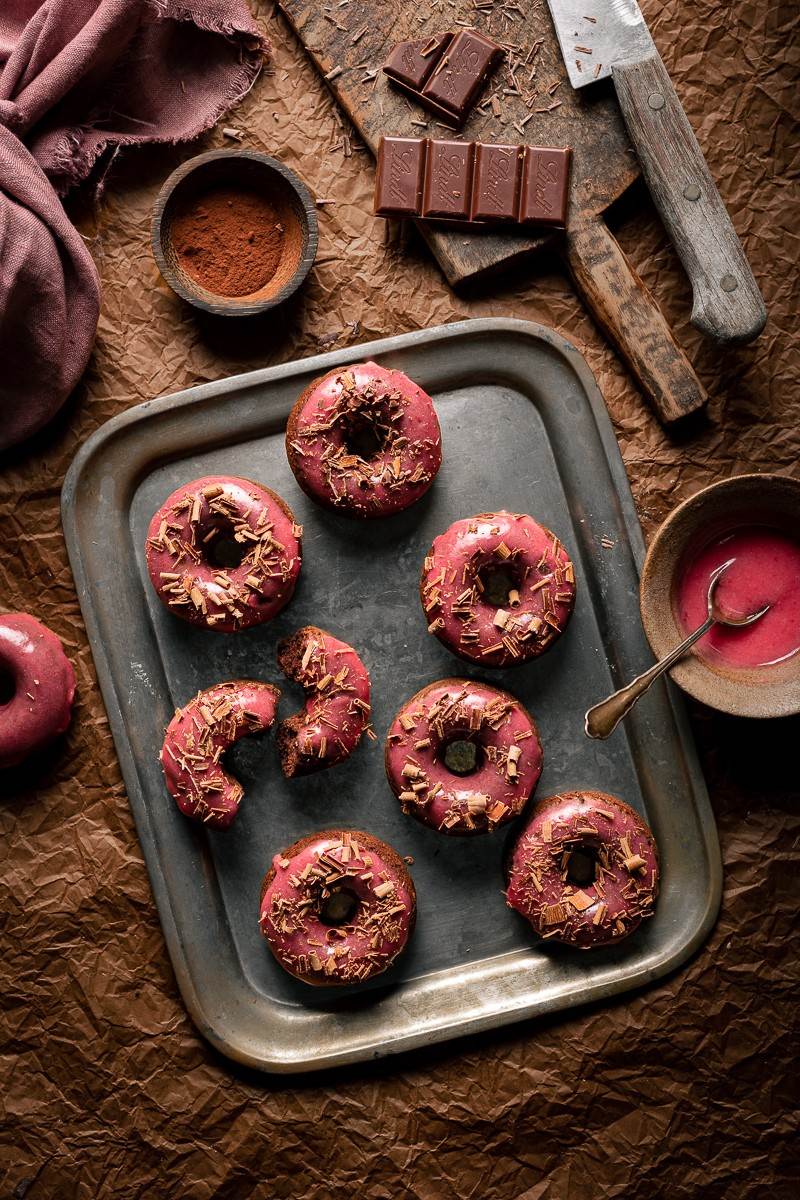 ciambelle al cioccolato vegane con glassa al lampone per san valentino