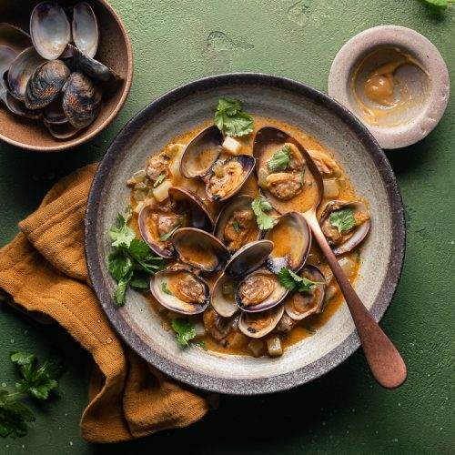 zuppa di miso e vongole con brodo piccante clam chowder