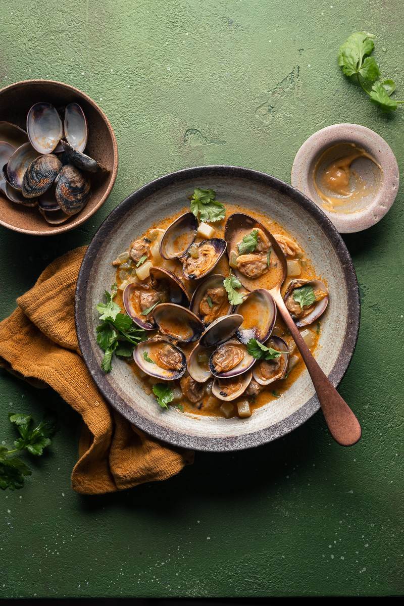 zuppa di miso e vongole con brodo piccante clam chowder