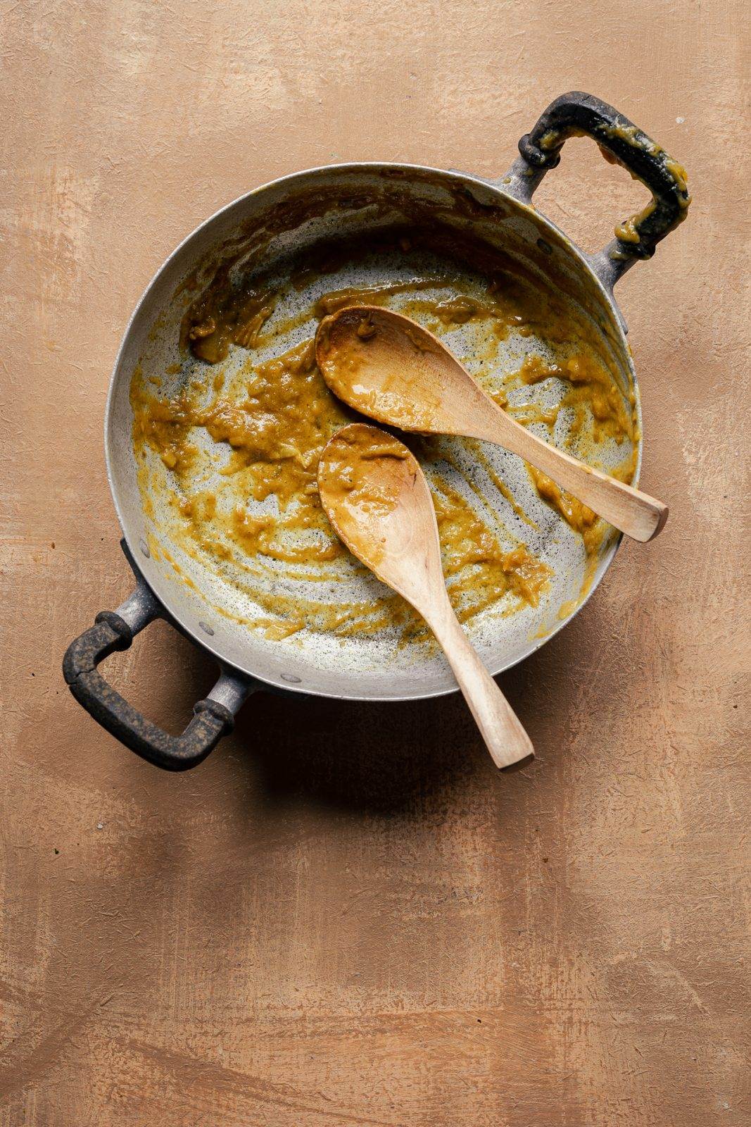 padella vuota sporca di curry giapponese di pollo