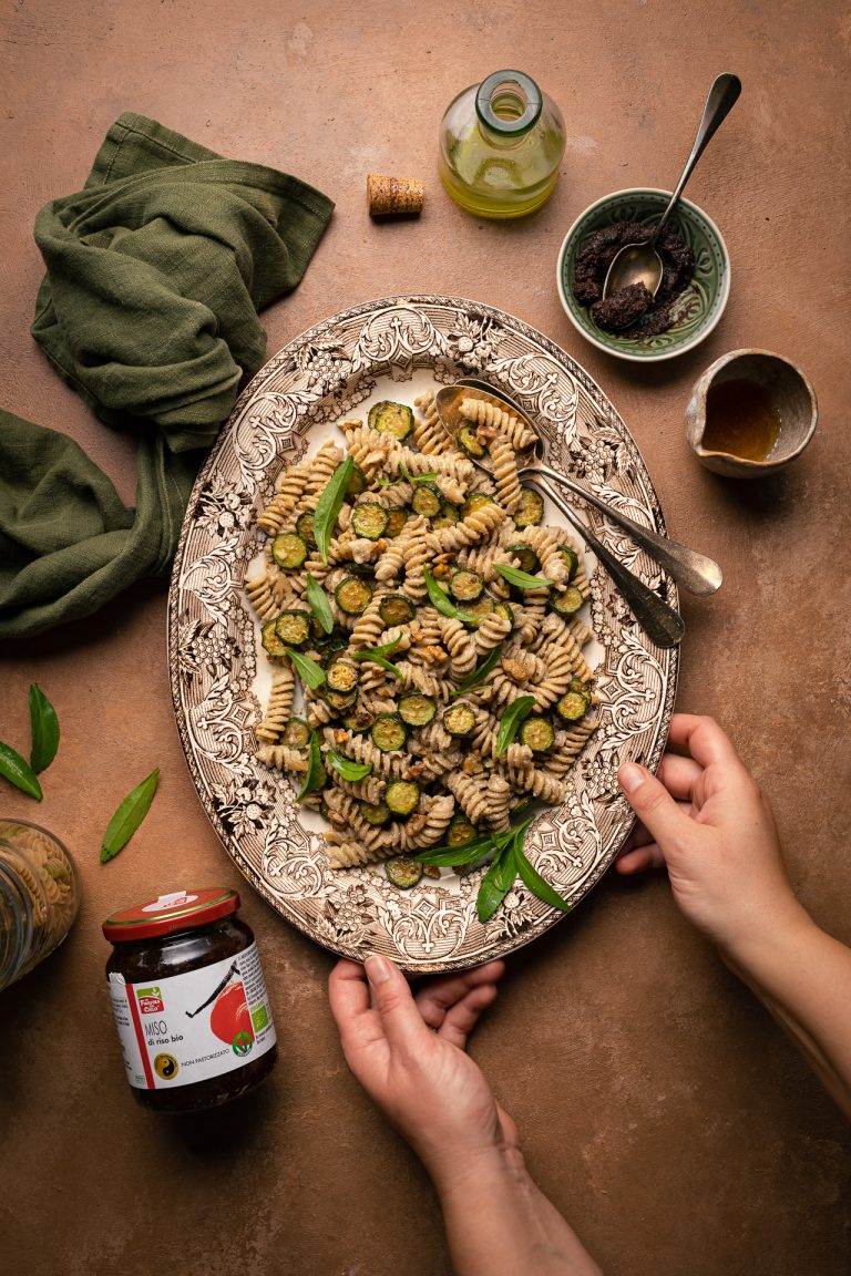 Pasta e zucchine al miso di riso con salsa di noci veg