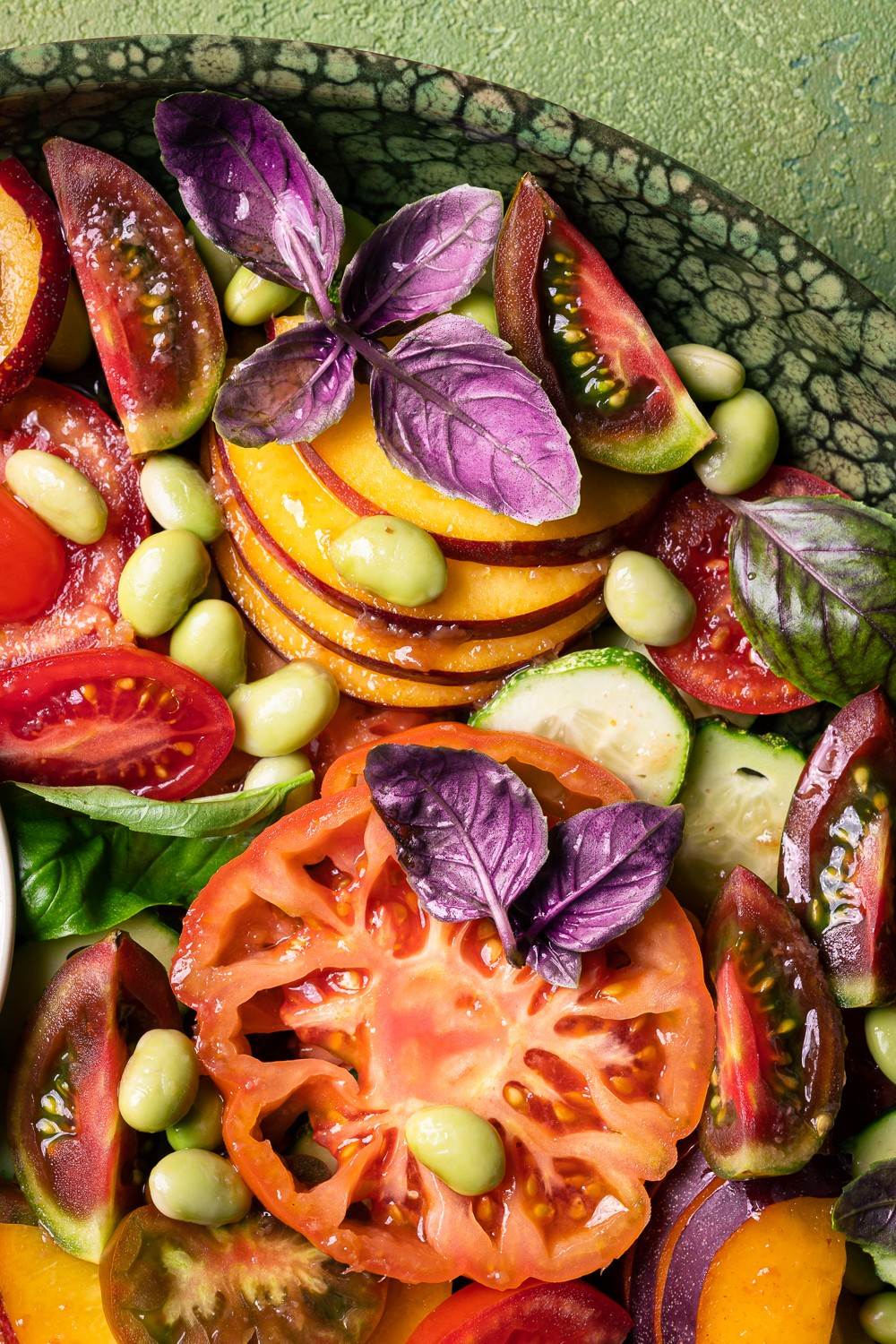 insalata di pomodori, pesche con edamame e umeboshi