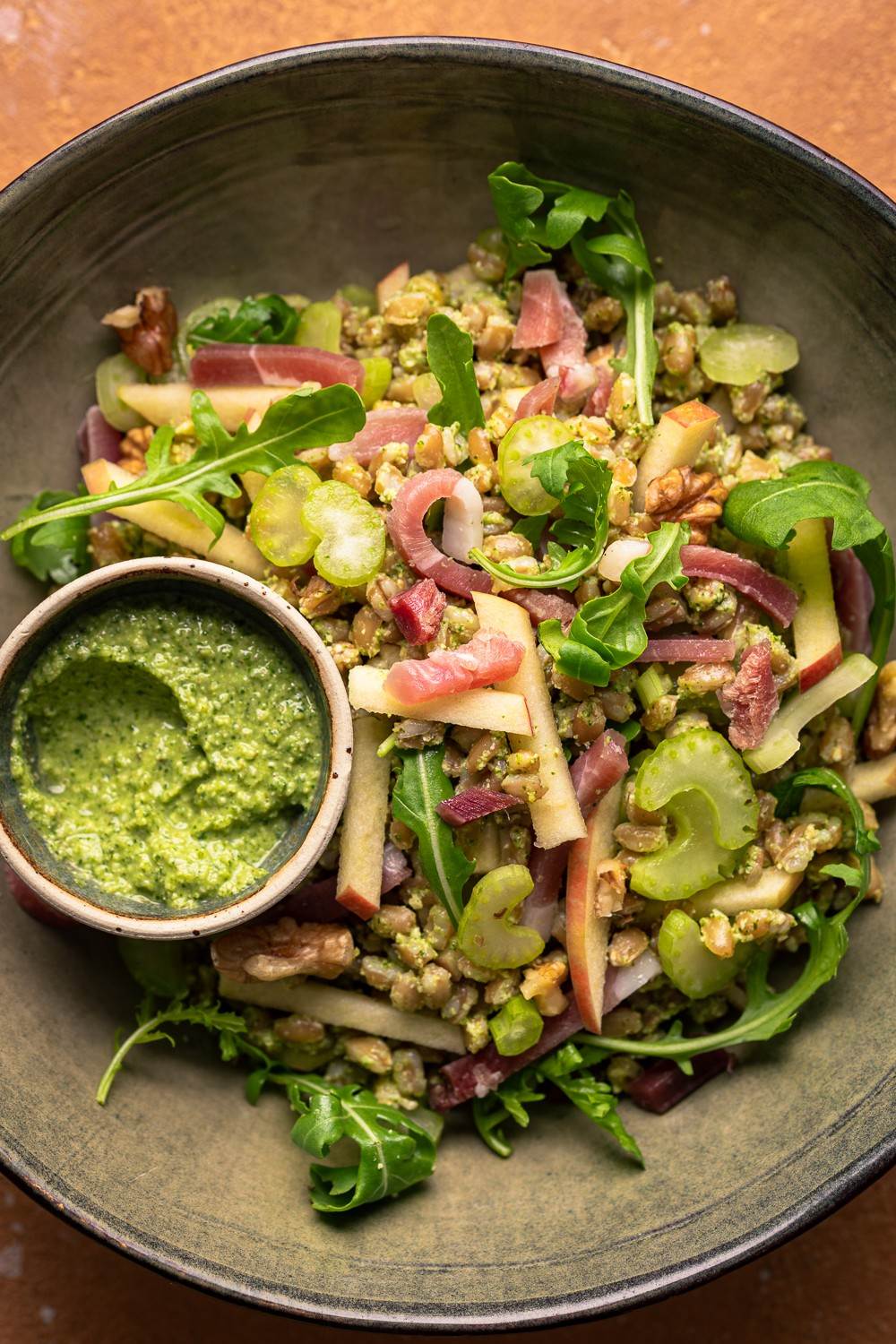 insalata di farro con speck mela sedano e pesto di noci