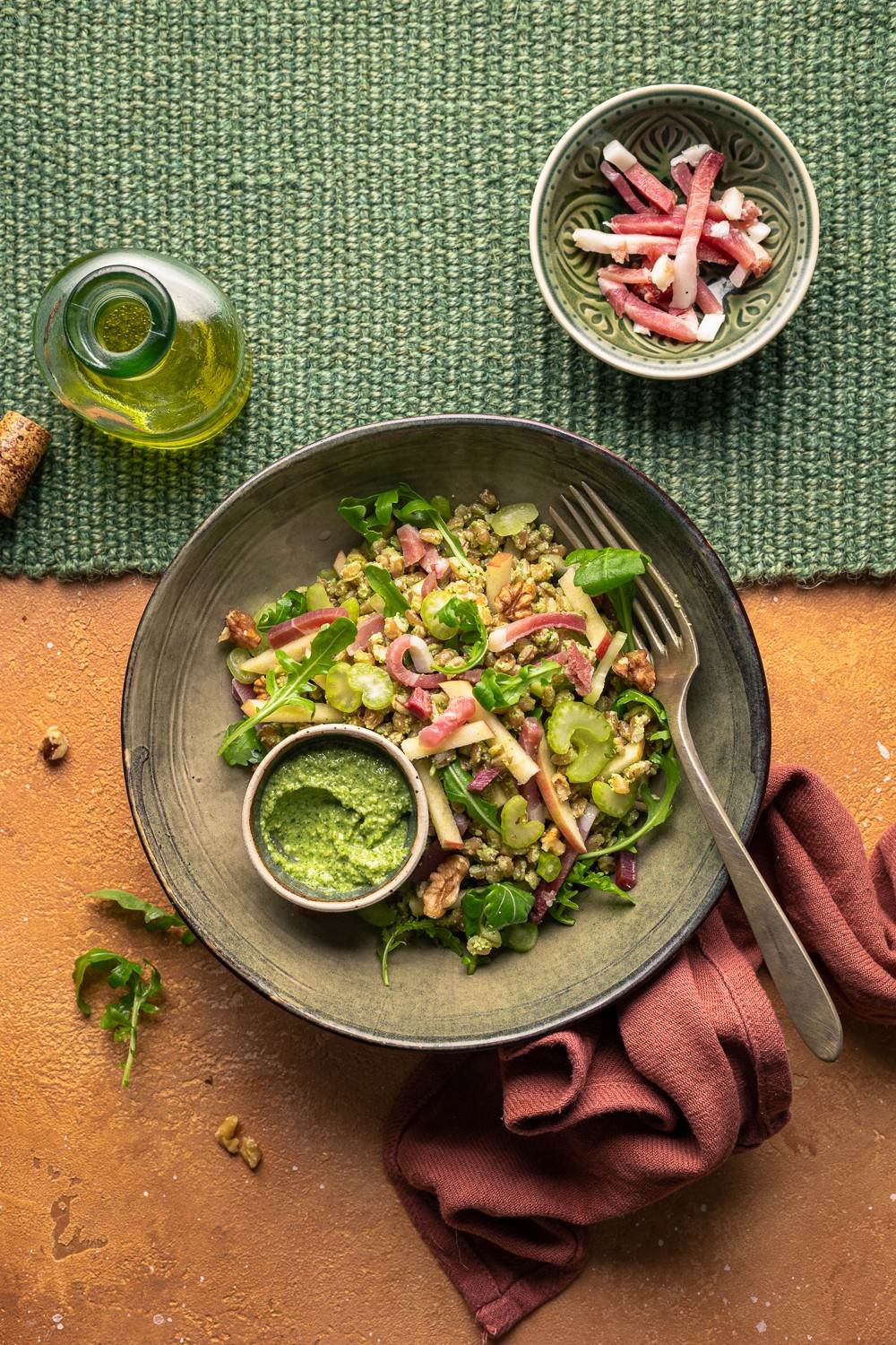 insalata di farro con speck mela sedano e pesto di noci