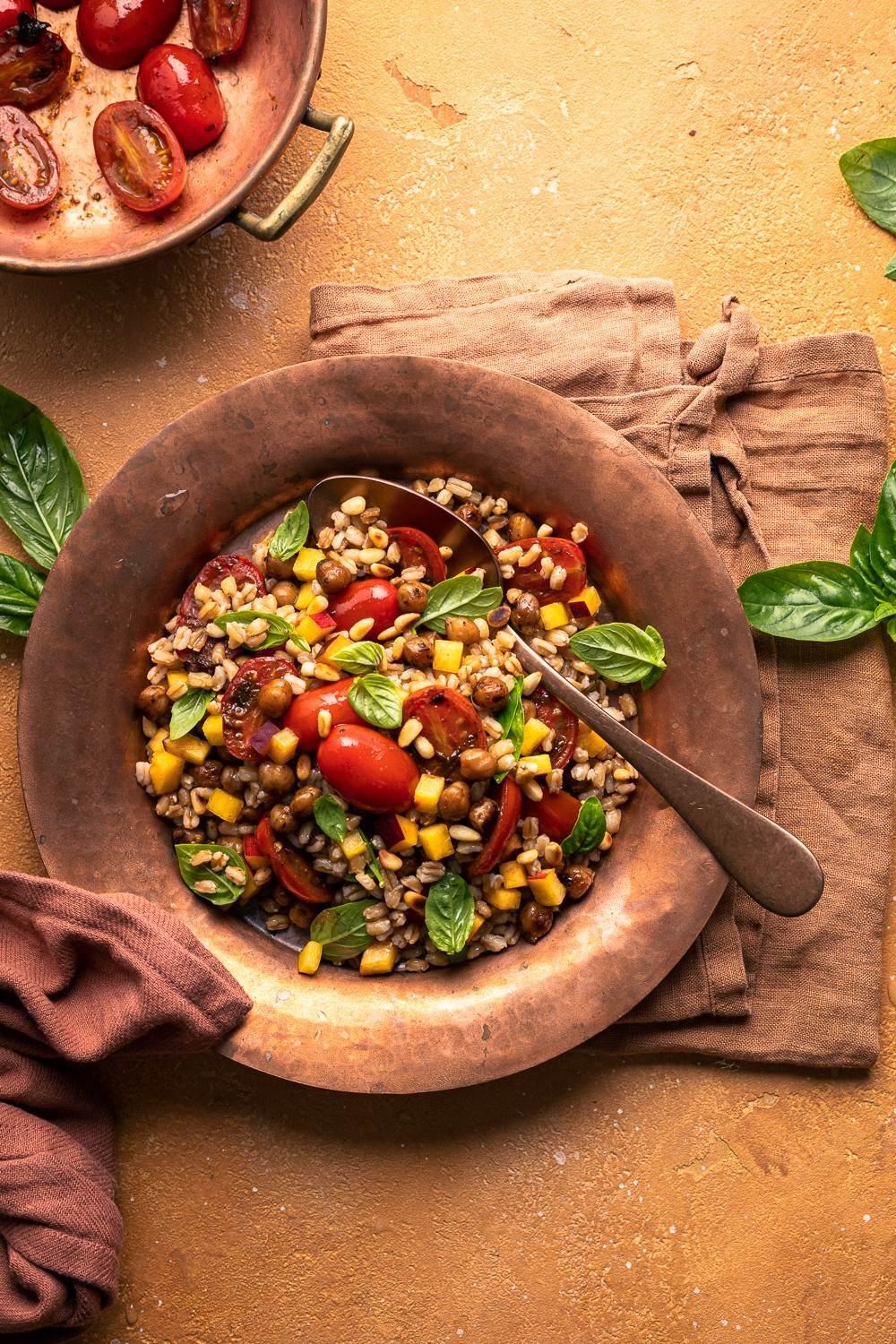 insalata di farro vegana con pomodori aglio nero pesca