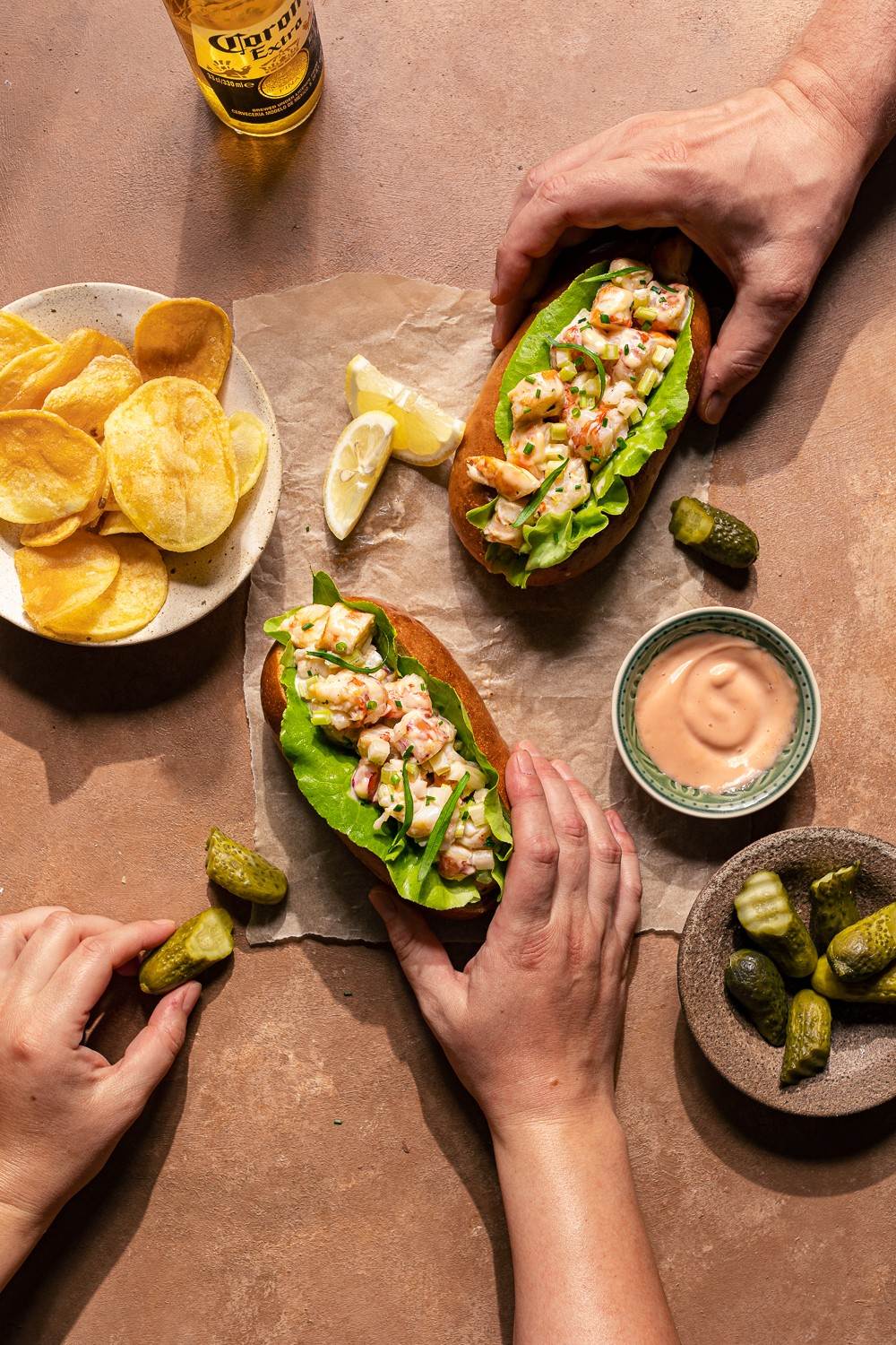 come preparare un perfetto shrimp roll, l'alternativa più economica del lobster roll