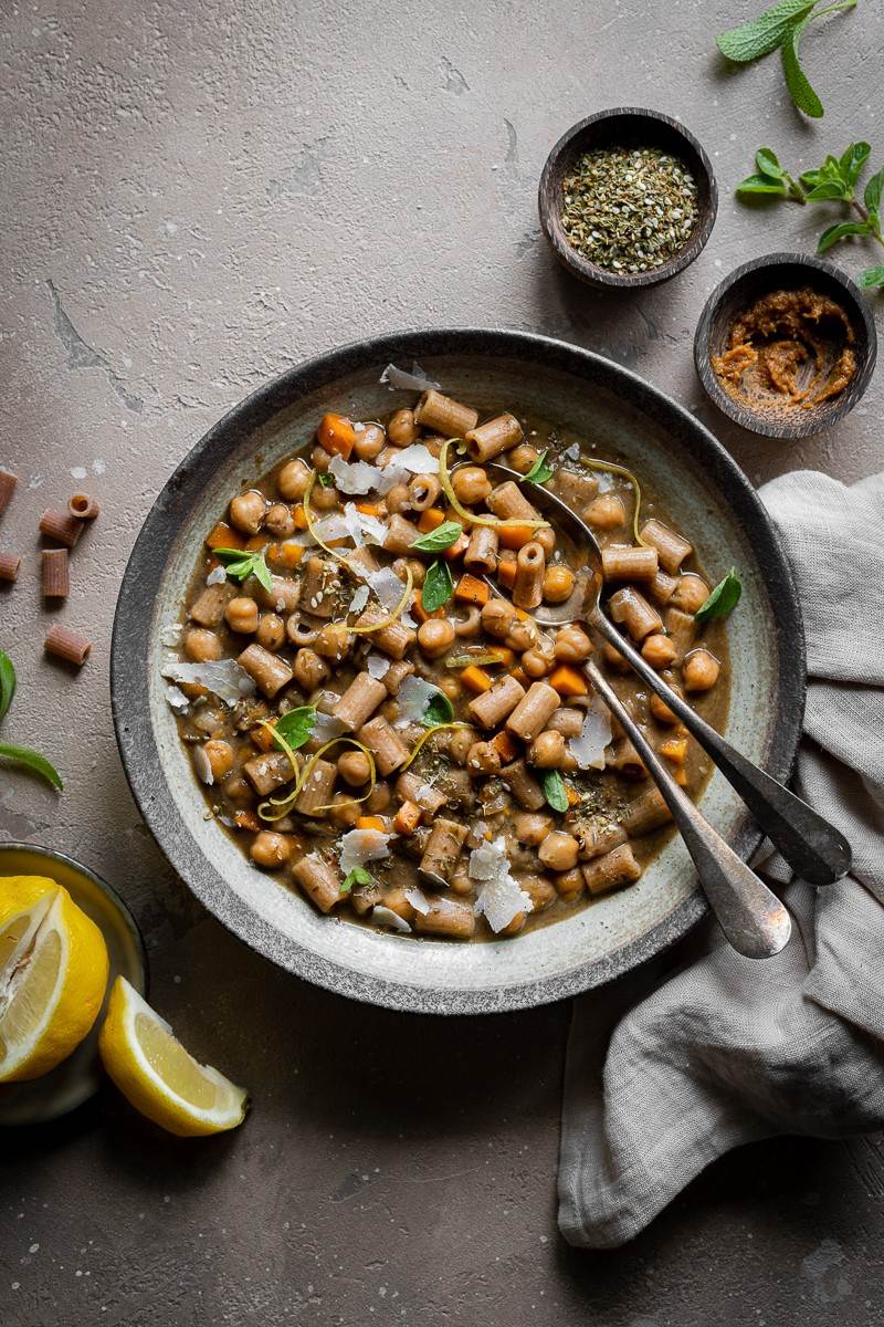 pasta e ceci con limone e aglio nero - pasta e legumi