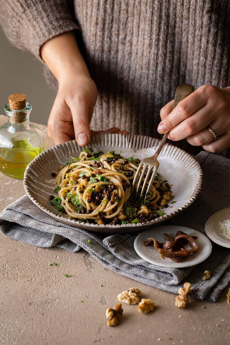 spaghetti e lenticchie con noci e scarola - pasta e legumi