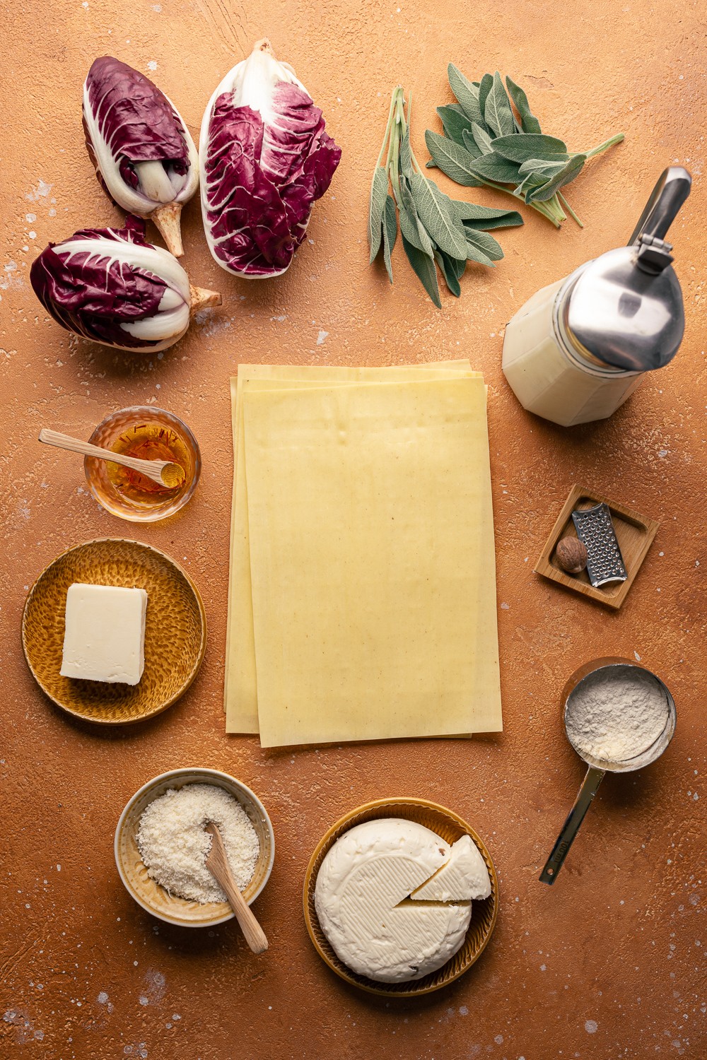 ingredienti lasagne vegetariane al radicchio e zafferano con salvia fritta