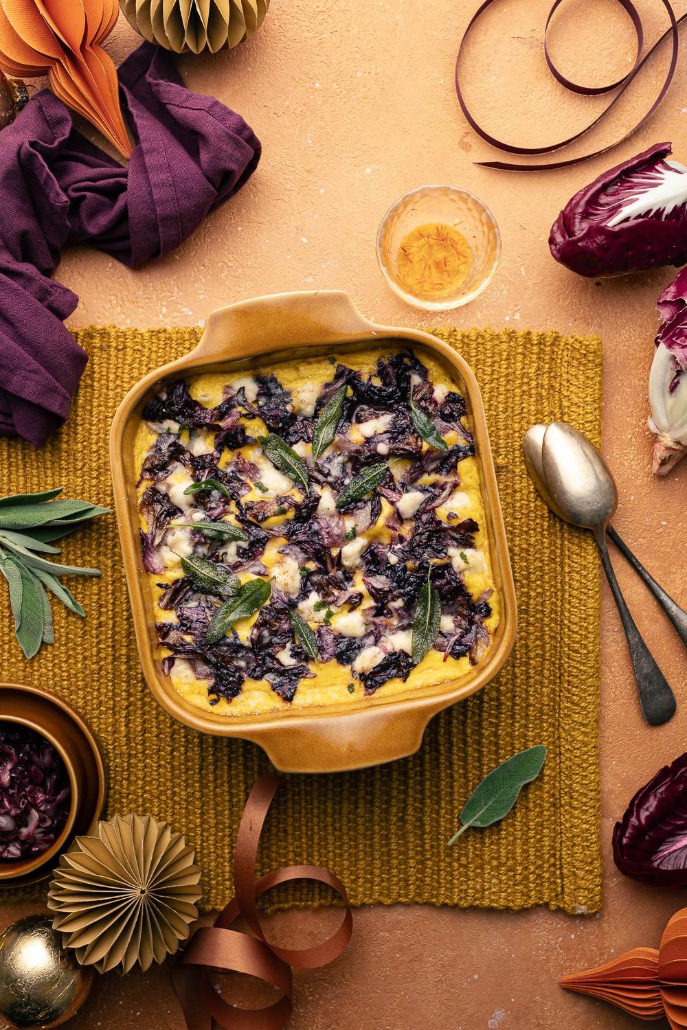 lasagne vegetariane al radicchio e zafferano con salvia fritta