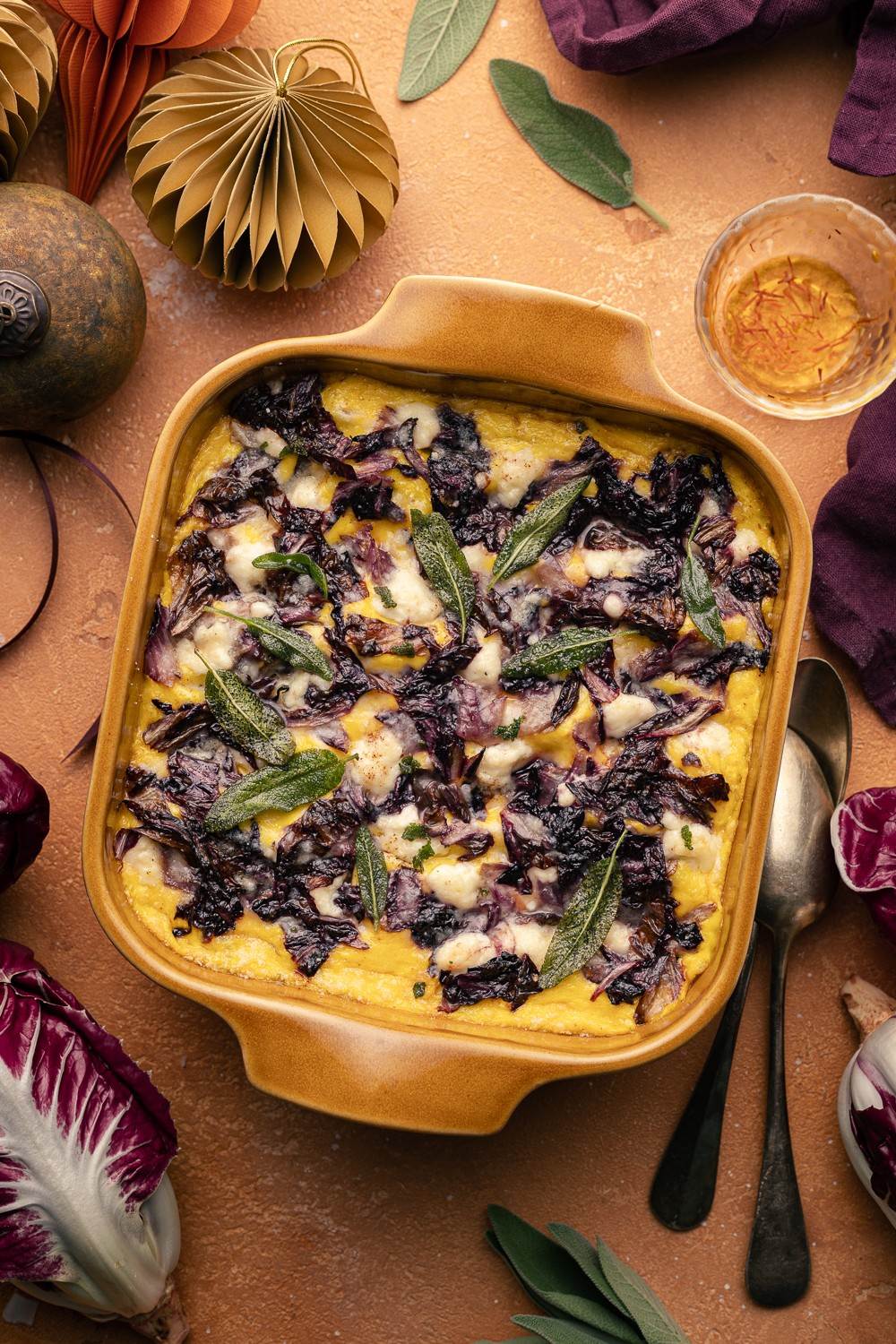 lasagne vegetariane al radicchio e zafferano con salvia fritta