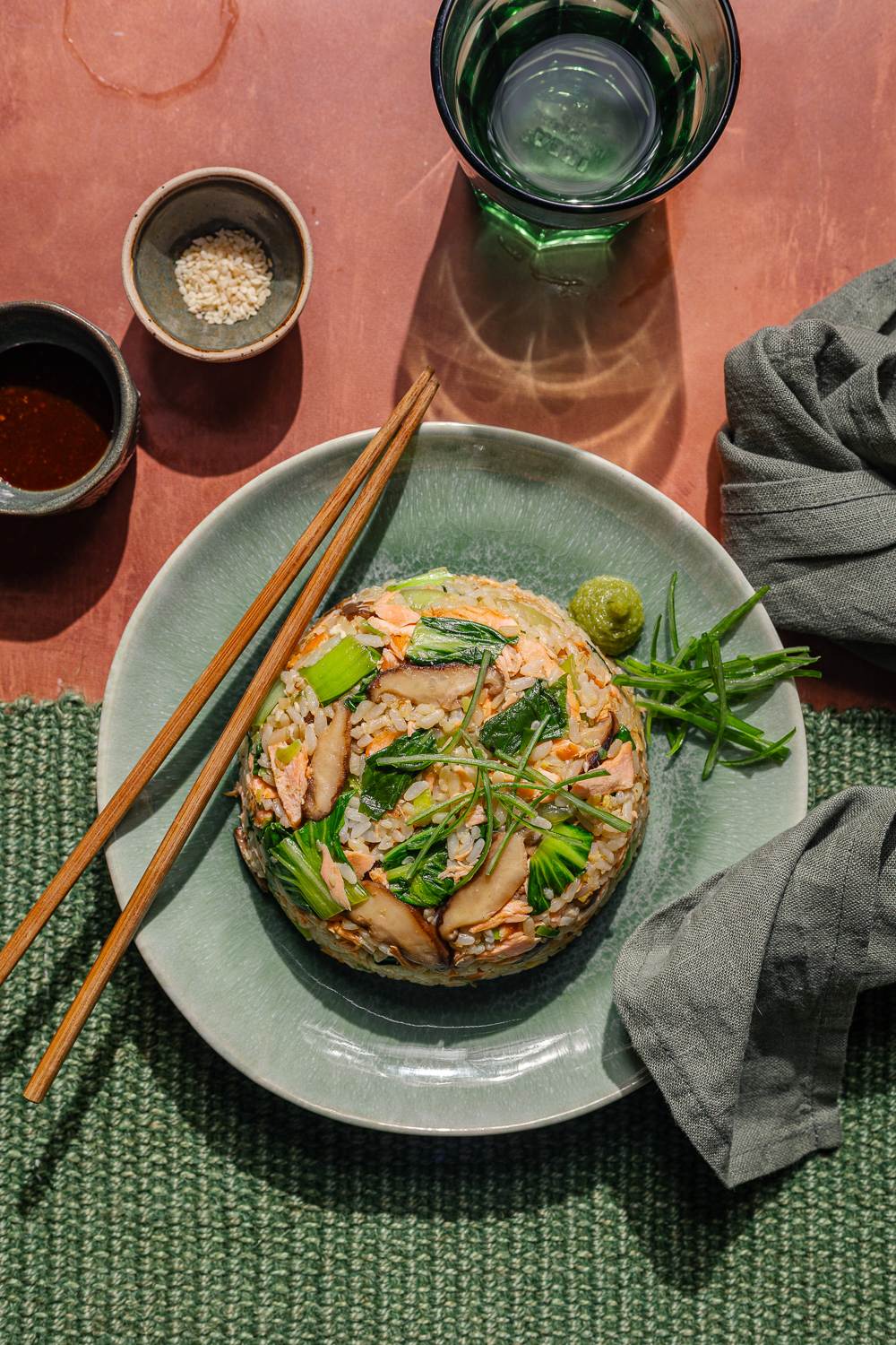 fried rice con salmone, pak choi e funghi shitake